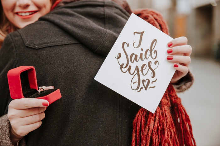easy ways announce engagement wedding couple